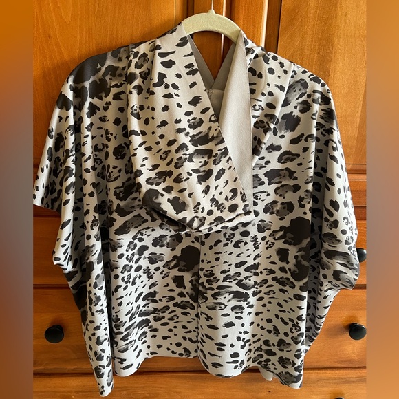 Gray animal print hoodie pullover - Picture 2 of 4